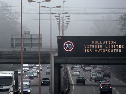 Um painel recomenda redução da velocidade para se poluir menos em Paris.