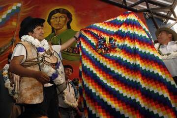 Evo Morales segura uma ‘wiphala’ em uma fotografia de 2009.