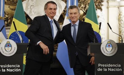 O presidente do Brasil, Jair Bolsonaro, com o seu homólogo argentino, Mauricio Macri, nesta quinta-feira em Buenos Aires.