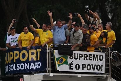 Bolsonaro em cima de carro de som mas manifestações em São Paulo