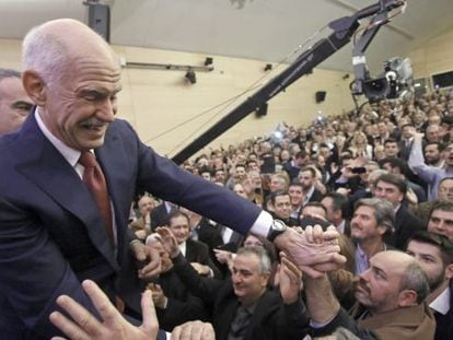 Giorgos Papandreu durante a reunião inaugural do novo partido.