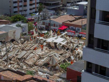 Bombeiros buscam vítimas nos escombros do edifício que desabou em Fortaleza.
