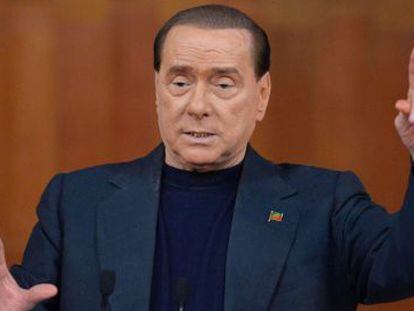 Silvio Berlusconi durante discurso da campanha eleitoral da Forza Italia.