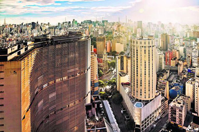 Edifício Copan (à esquerda), projetado pelo arquiteto Oscar Niemeyer em São Paulo