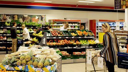 Dinamarqueses fazem compras em um supermercado.