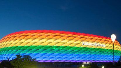 O Allianz Arena, iluminado com a bandeira LGBTI.