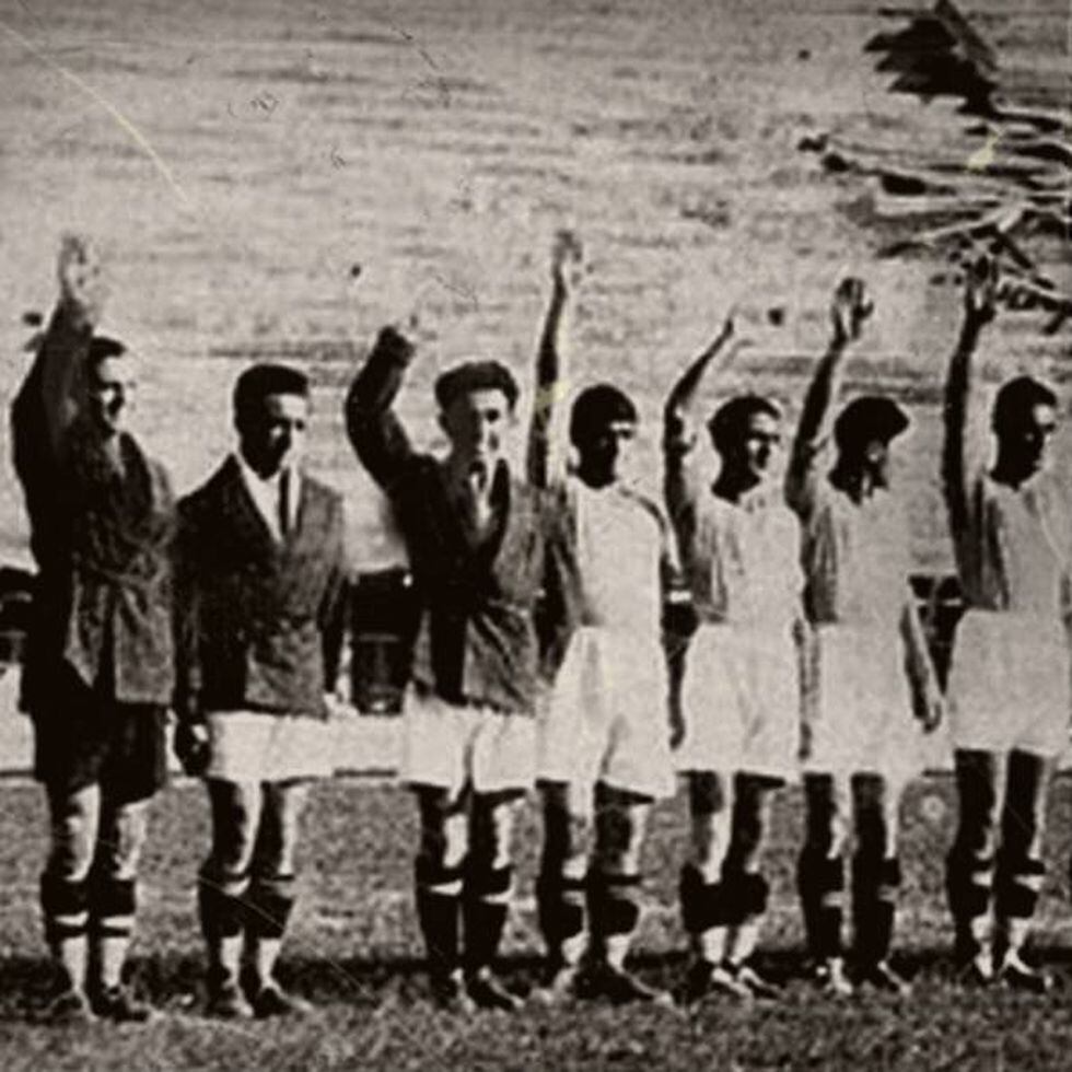 Jogadores de futebol em ação. bola de futebol no campo central. dois  jogadores de futebol no estádio em movimento. estádio