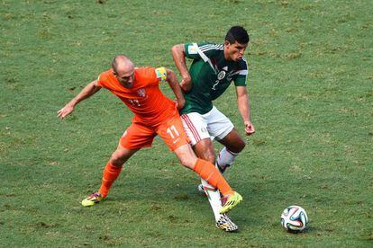 Robben rouba a bola de Javier Rodríguez.