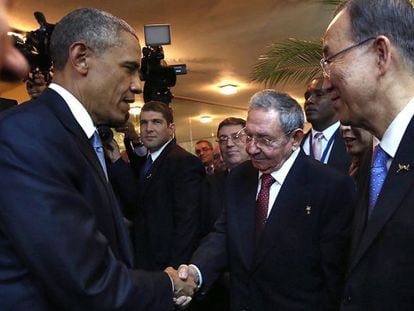 Barack Obama cumprimenta Raúl Castro.