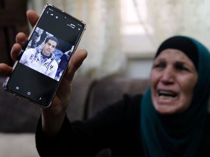 A mãe de Iyad Hallak mostra neste sábado uma imagem de seu filho no celular.