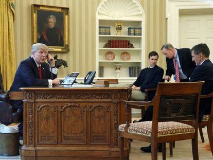 Donald Trump junto a Jared Kushner, Sejam Spicer e Michael Flynn.