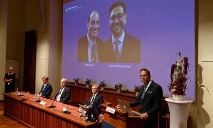 Thomas Perlmann, secretário dos prêmios Nobel (no púlpito), anuncia os premiados em Medicina. Na mesa: David Julius (à esquerda) e Ardem Patapoutian.