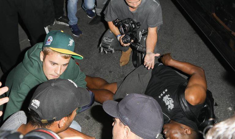 Justin Bieber espera a ambulância junto ao fotógrafo que atingiu.