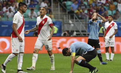 Uruguaios lamentam chance perdida no jogo contra o Peru.