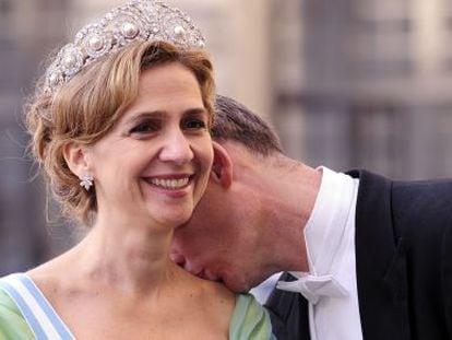 Iñaki Urdangarin beija o pescoço de sua esposa, a infanta Cristina, na chegada ao banquete do casamento real da princesa herdeira da Suécia, em 2010.