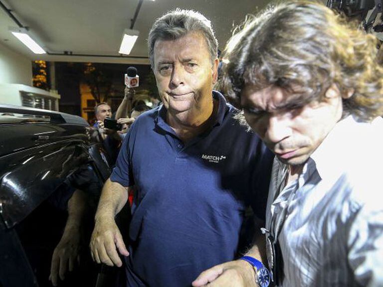 Raymond Whelan, à esquerda, no momento de sua prisão.