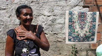 A lavadeira Maria do Carmo Santos superou um câncer de mama.