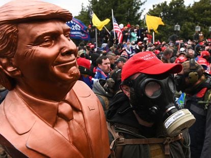 Um apoiador de Trump usando uma máscara de gás em 6 de janeiro em Washington, pouco antes do ataque ao Capitólio.