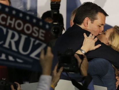 Ted Cruz beija a sua mulher após vitória em Iowa.