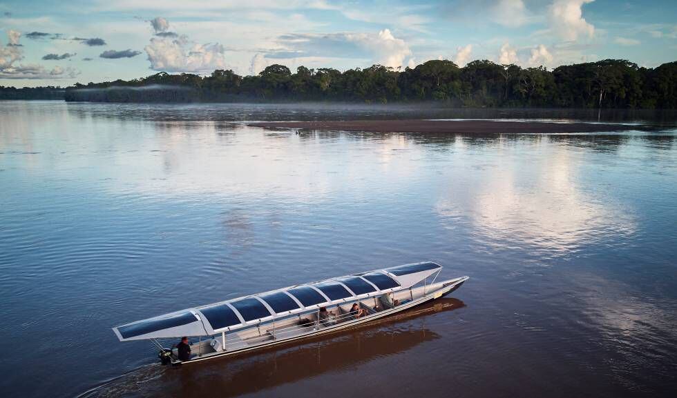 Sunkirum, um dos barcos solares do projeto Kara Solar, navega no rio Pastaza.