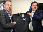 Rodrigo Maia (à dir.) exibe a camisa do Botafogo, seu time do coração.