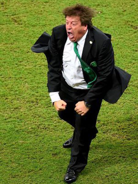 Miguel Herrera comemora um gol contra a Croácia.