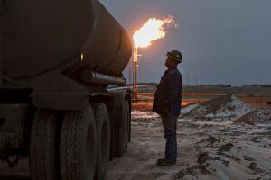 Um trabalhador opera um caminhão durante as operações de carregamento em um poço petrolífero de Montada (EUA).