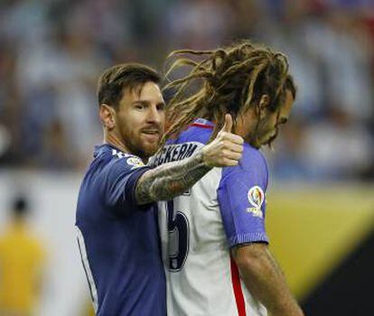 Messi acena para um colega de time durante o jogo contra os anfitriões.