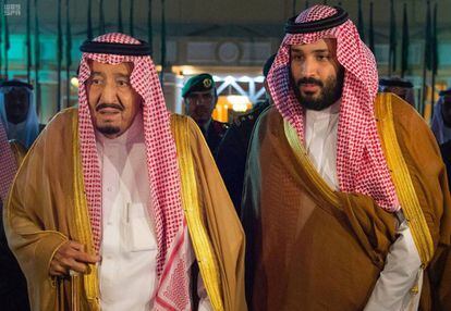 O rei saudita Salman e seu filho e príncipe herdeiro Mohamed em Riad, em 8 de novembro
