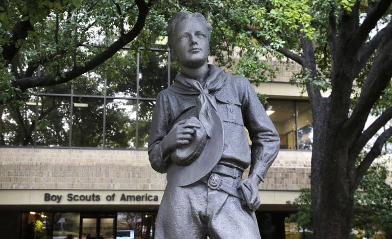 Una estatua de un miembro de los Boys Scouts en la sede de la organización de Irving, Texas.