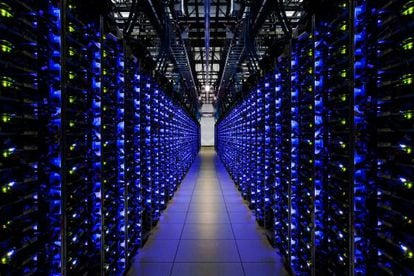 Uma quantidade cada vez maior da vida das pessoas desenvolve-se na rede e é guardada em enormes centros de dados como este da Google.