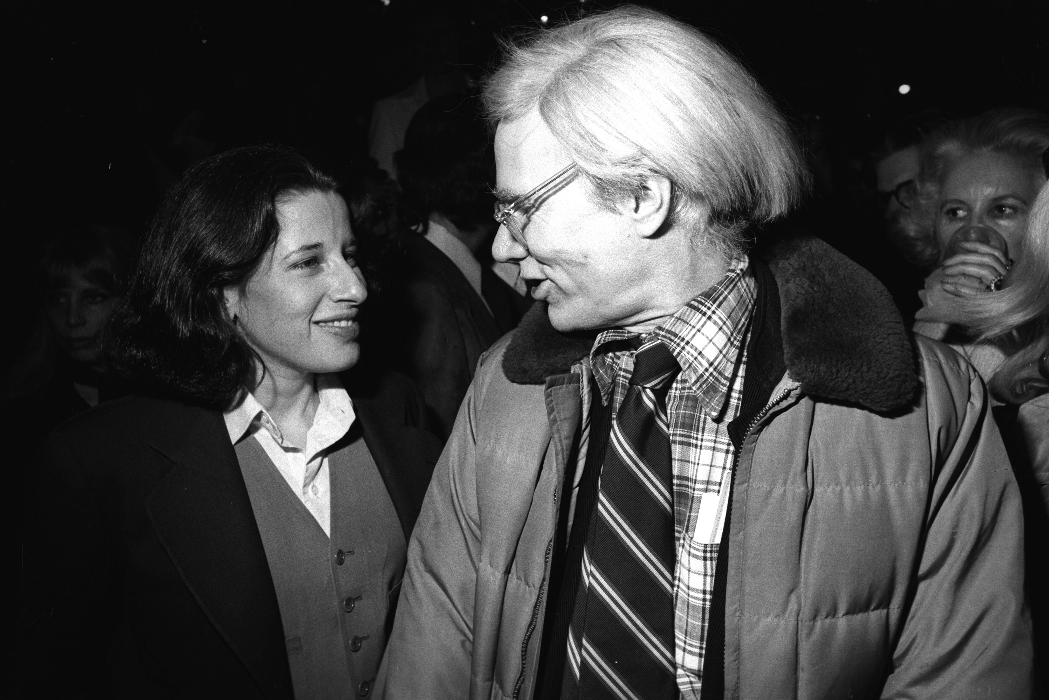Fran Lebowitz com Andy Warhol em uma festa em Nova York. A escritora trabalhou na revista ‘Interview’, criada pelo artista. 