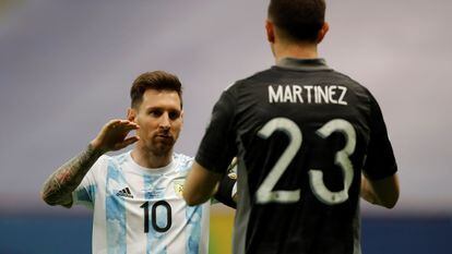 Messi felicita Emiliano Martínez durante a rodada de pênaltis contra a Colômbia na Copa América.
