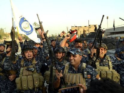 Soldados iraquianos celebram no centro de Mosul a retomada da cidade