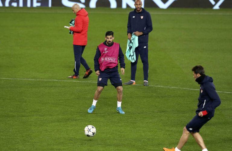 Jogadores do Sevilla treinam na véspera do duelo contra o Manchester United em Old Trafford.