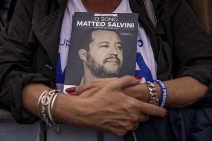 Uma seguidora de Matteo Salvini durante um comício.