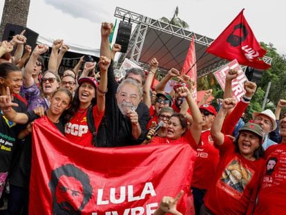 Apoiadores de Lula em frente à sede da PF em Curitiba.