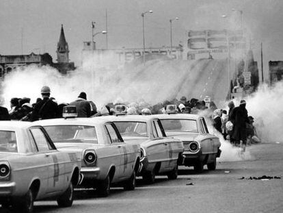 Manifestantes que tentaram cruzar a ponte de Selma, em 1965, são alvejados com gás lacrimogêneo.