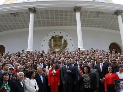 Os membros da Assembleia Constituinte posam em frente ao Parlamento.