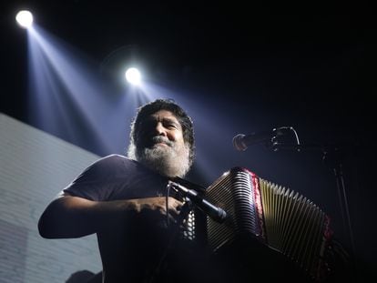 O músico Celso Piña, durante um show em 2018.