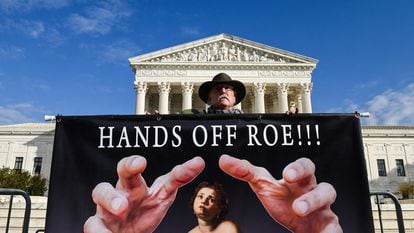 Homem protesta em frente à Suprema Corte dos EUA para defender o direito ao aborto
