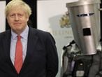El primer ministro Johnson comparece en Londres en la madrugada del viernes, tras conocer los resultados electorales.