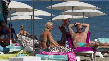 Turistas ingleses tomam sol, na quinta-feira, em uma praia de Torremolinos (Málaga).