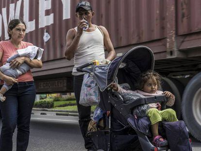 Os irmãos Arriaga caminham pela estrada que leva à Cidade da Guatemala.