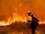 Un bombero combate las llamas del incendio Caldor, California
