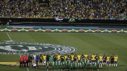 Jogadores de Brasil e Colômbia, antes da partida.