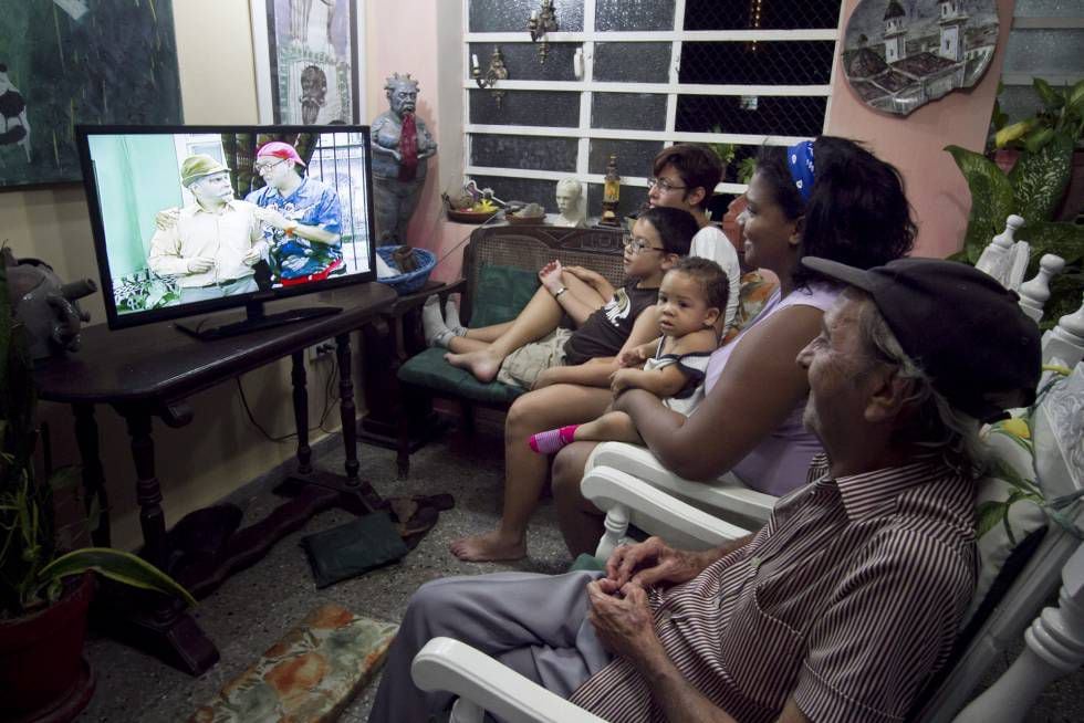 Família assiste a ‘Vivir del Cuento’ em Havana.