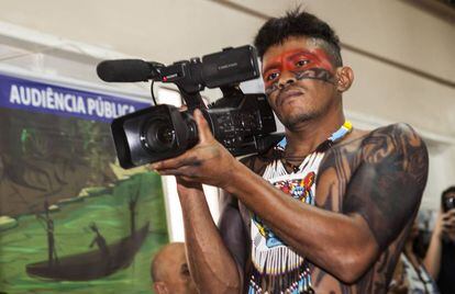 Jailson Juruna, da Aldeia Muratu, usa a câmera para documentar as reuniões públicas e registrar os compromissos assumidos pelos "brancos".