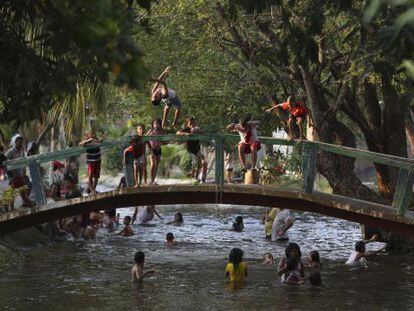 Um grupo de crianças brinca em uma área de banho em Aracataca na sexta-feira passada.