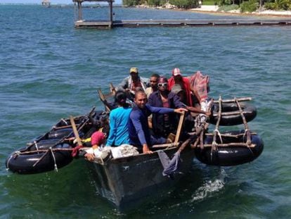 Bote caseiro com 16 cubanos chega à ilha Grand Cayman.